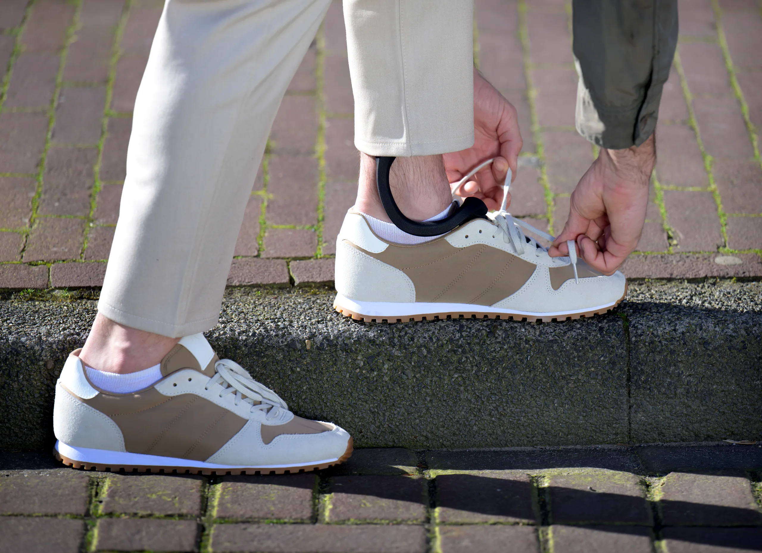 Close-up van het strikken van een schoen met de Rise zichtbaar, die in gewone schoenen past